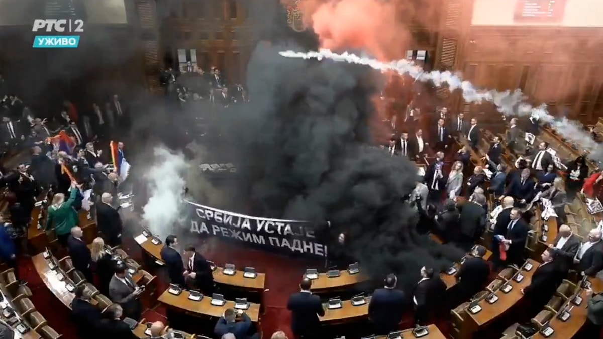 Diputados serbios lanzan gases lacrimógenos y bombas de humo en el Parlamento