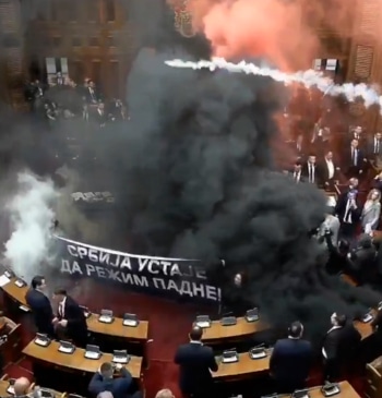 Diputados serbios lanzan gases lacrimógenos y bombas de humo en el Parlamento