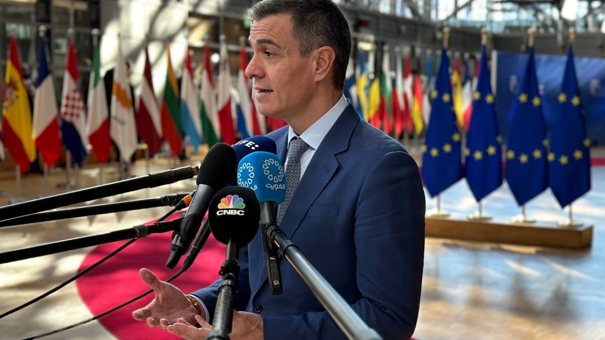 El presidente del Gobierno, Pedro Sánchez, realiza declaraciones a la prensa en Bruselas donde participa este jueves en la sesión de trabajo del Consejo Europeo.