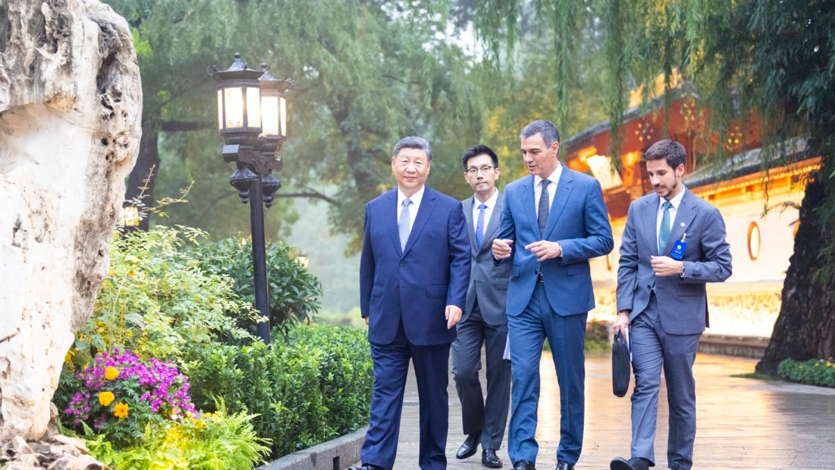 El presidente chino, Xi Jinping, y el primer ministro español, Pedro Sánchez, pasean por Pekín