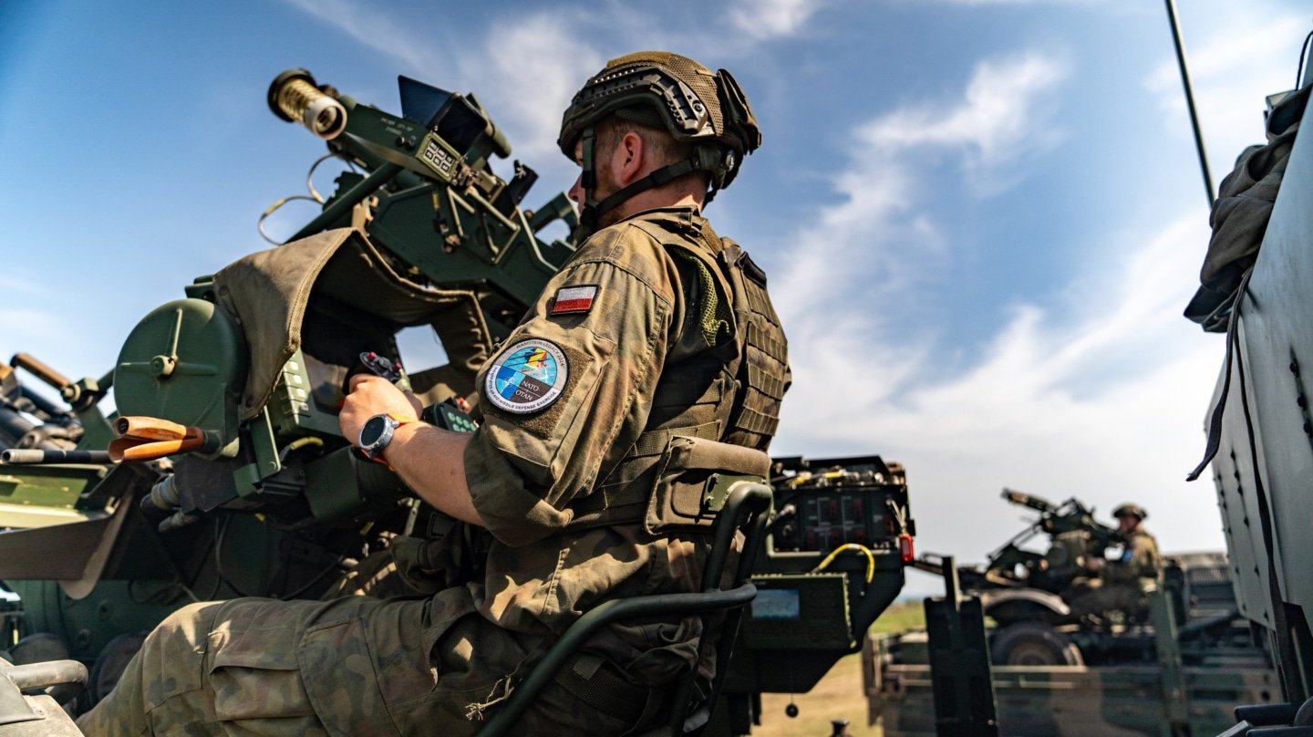 Soldados polacos operan un sistema de defensa aérea en un entrenamiento en Rumanía