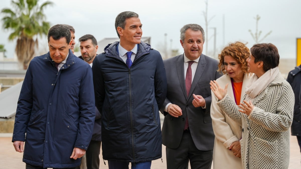 El presidente del Gobierno, Pedro Sánchez (2i), y el presidente de la Junta de Andalucía, Juanma Moreno (i) a su llegada al acto de entrega de llaves de viviendas de alquiler asequible.