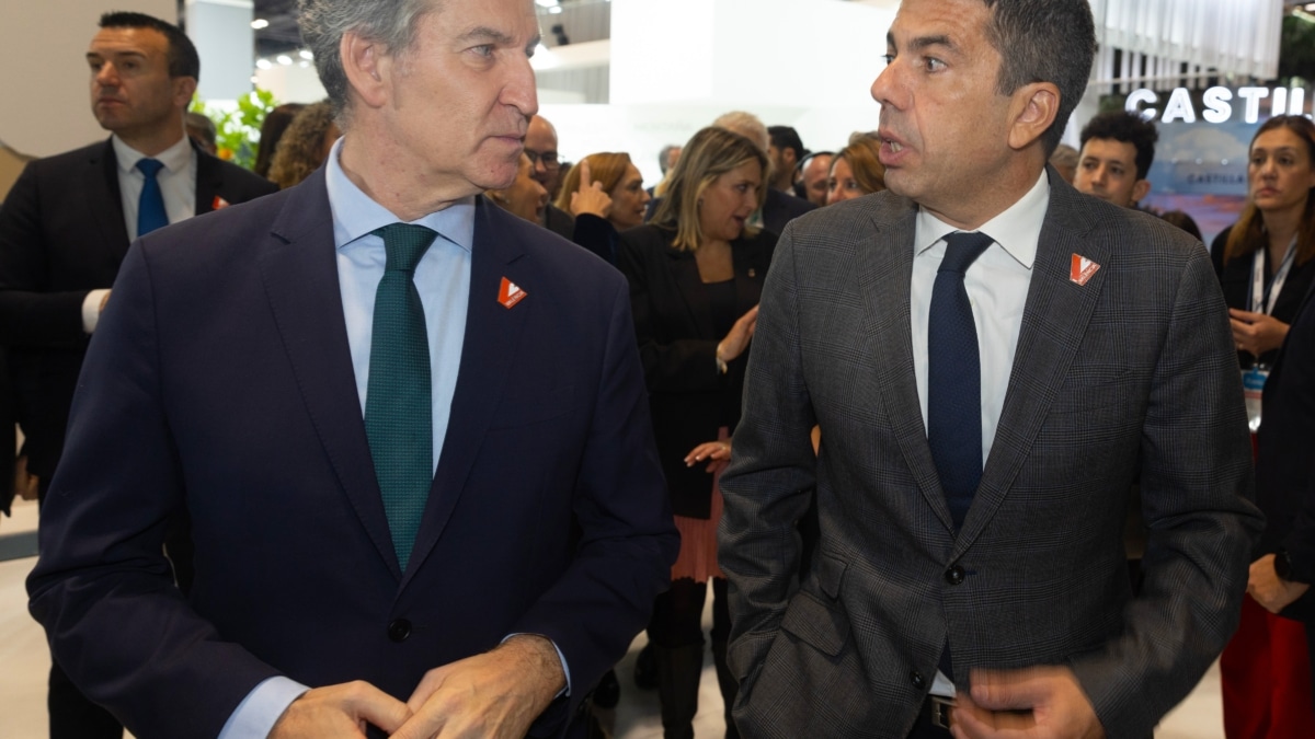 El presidente del Partido Popular, Alberto Núñez Feijóo (i) y el presidente de la Generalitat valenciana, Carlos Mazón (d)