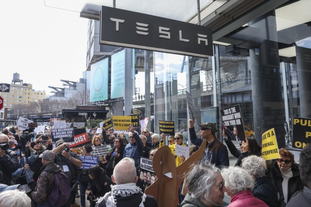 Manifestantes a las puertas de una tienda Tesla en Nueva York protestan por la injerencia del CEO en la Administración Trump, este 1 de marzo.