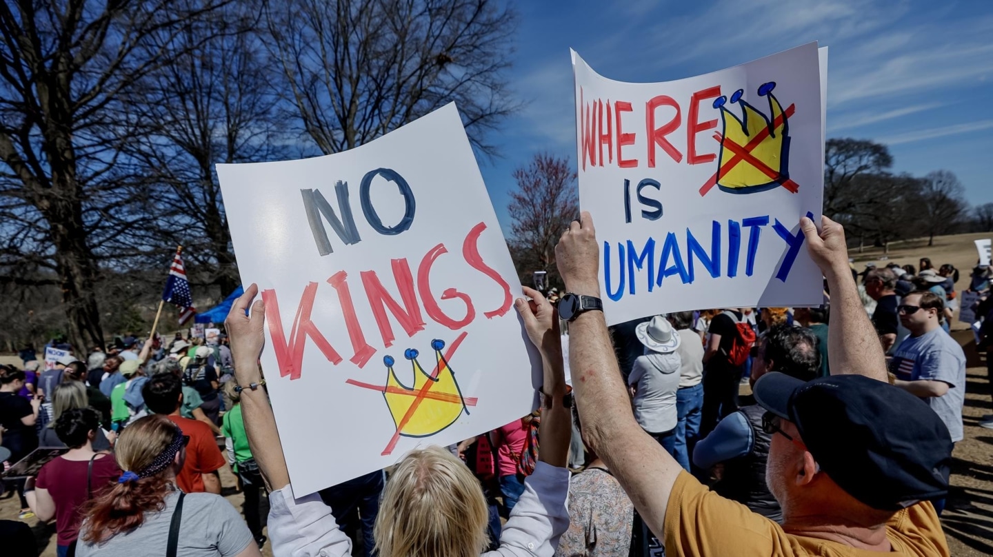 Manifestantes con pancartas en las que se lee "no hay reyes" y "dónde está la humanidad" participan en una protesta contra la Administración Trump en Atlanta, Georgia.