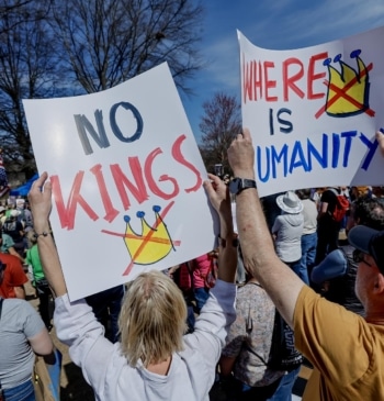 La oposición contra Trump despierta del letargo en las calles, las redes [...]