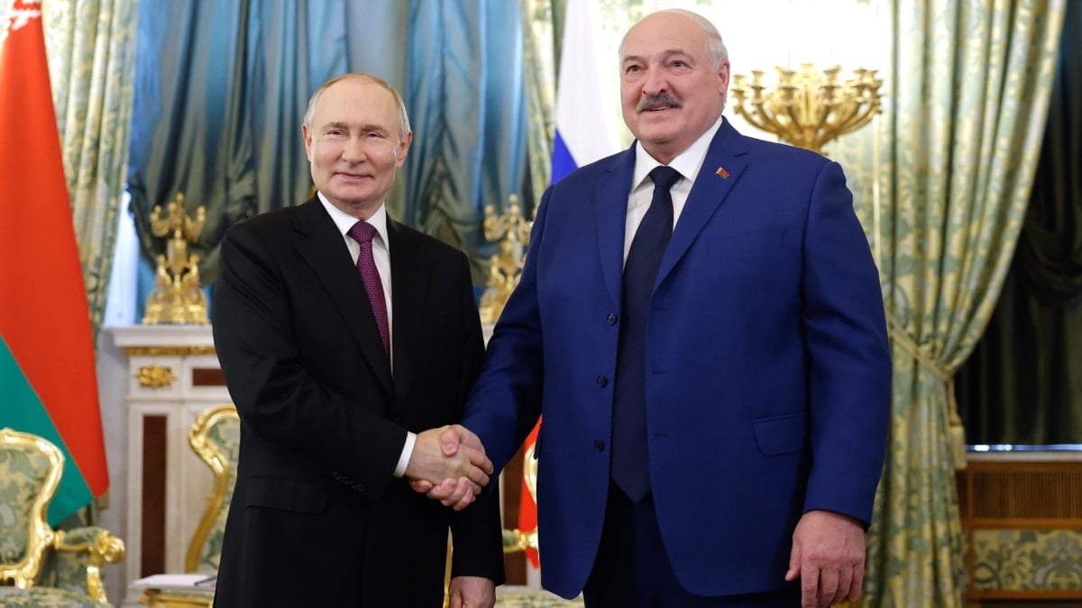 El presidente ruso, Vladímir Putin (izq.), estrecha la mano del presidente bielorruso, Alexander Lukashenko (der.), durante su reunión en el Kremlin