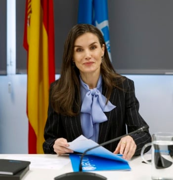 La Reina Letizia sorprende con un look 'working girl'