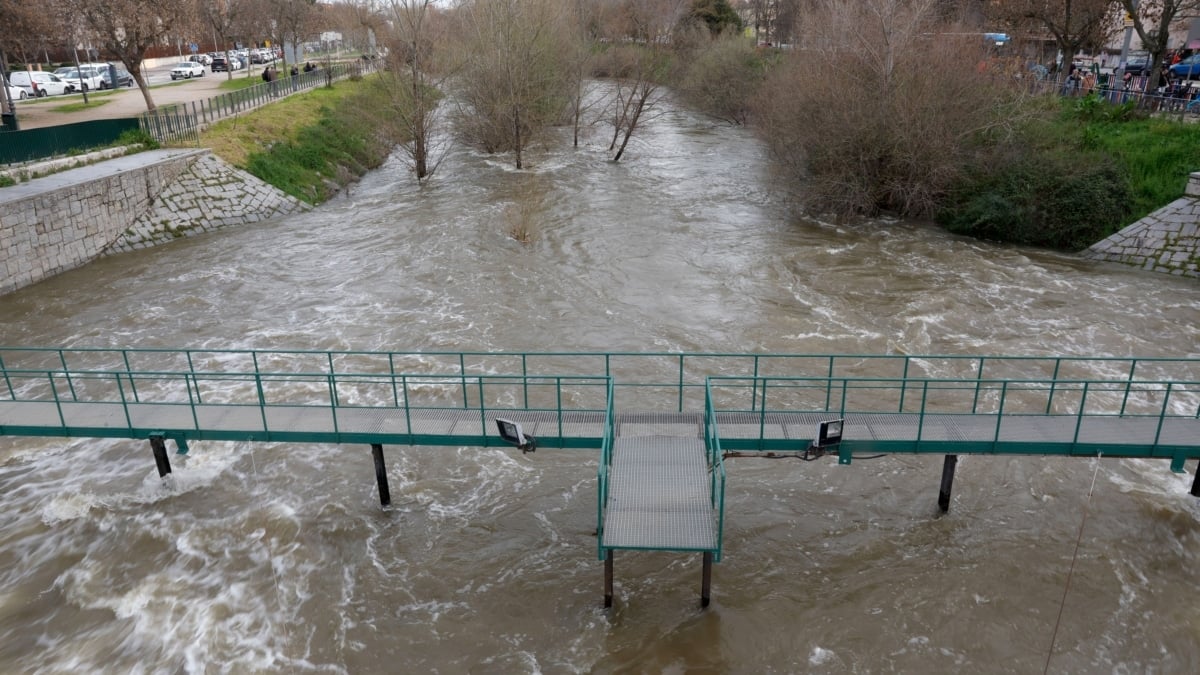 El río Manzanares alcanza su nivel más alto y Emergencias pide restringir los desplazamientos en Madrid