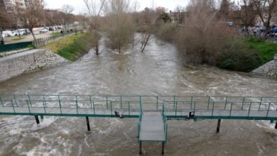 El río Manzanares alcanza su nivel más alto y Emergencias pide restringir los desplazamientos en Madrid