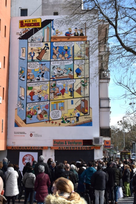 La inauguración del mural de '13, Rue del Percebe' ha suscitado gran expectación en el barrio de Urgel, en Carabanchel. 