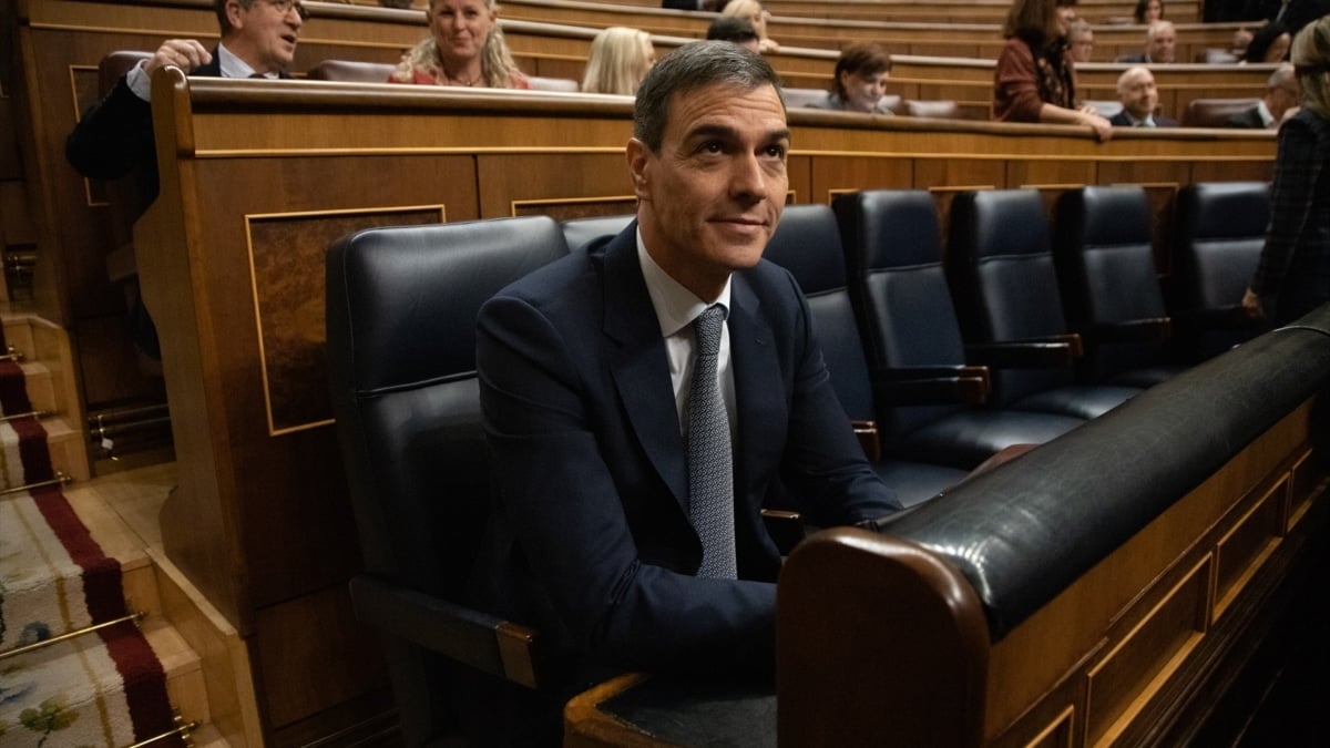 El presidente del Gobierno, Pedro Sánchez, en su escaño del Congreso de los Diputados