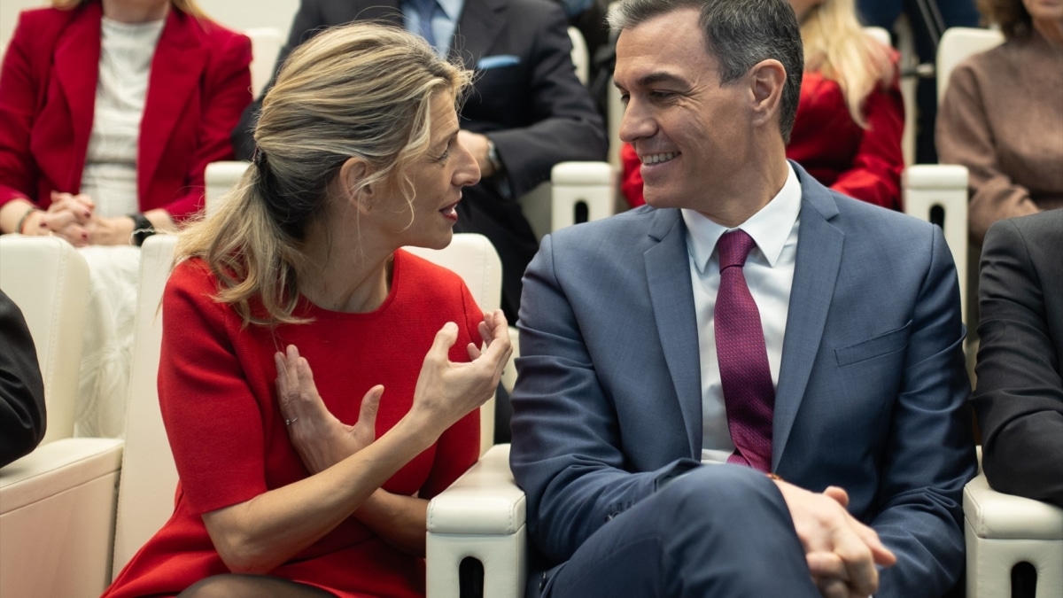 La vicepresidenta segunda y ministra de Trabajo, Yolanda Díaz y el presidente del Gobierno, Pedro Sánchez, durante la clausura del acto de entrega de los 'XI Premios Cepyme 2024'