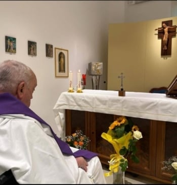 El Vaticano difunde la primera imagen del papa Francisco desde su hospitalización