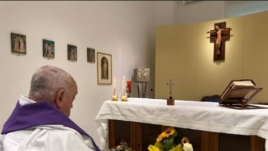 El Vaticano difunde la primera imagen del papa Francisco desde su hospitalización