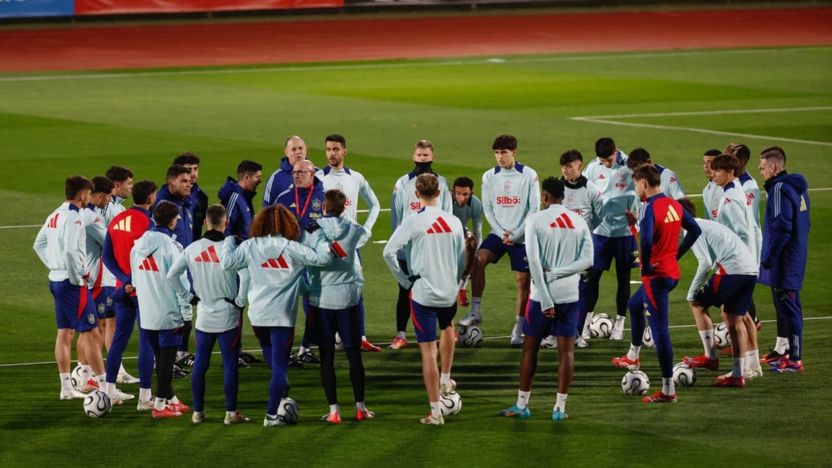 Luis de la Fuente (c), lidera un entrenamiento, antes de sus dos encuentros ante Países Bajos. EFE